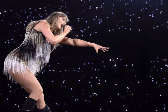Taylor Swift biểu diễn trên sân khấu trong chuyến lưu diễn "Taylor Swift | The Eras Tour" tại BC Place vào ngày 6/12/2024 tại Vancouver, British Columbia, Canada. Ảnh: Getty.