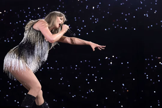 Taylor Swift biểu diễn trên sân khấu trong chuyến lưu diễn "Taylor Swift | The Eras Tour" tại BC Place vào ngày 6/12/2024 tại Vancouver, British Columbia, Canada. Ảnh: Getty.