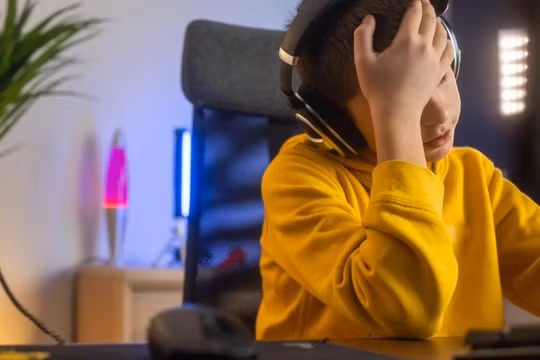 Một câu lạc bộ thể thao điện tử ở Trung Quốc đang cung cấp khóa học kéo dài 22 ngày, trị giá 1.400 USD nhằm mục đích giúp trẻ em cai nghiện game. Ảnh: Shutterstock.