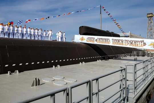 Các thành viên thủy thủ đoàn xếp hàng trong buổi lễ thượng cờ hải quân trên tàu ngầm mang tên lửa đạn đạo chạy bằng năng lượng hạt nhân Knyaz Pozharsky tại Severodvinsk, vùng Arkhangelsk, Nga ngày 24/7. Ảnh: Reuters.
