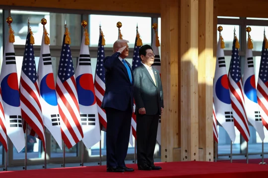 Tổng thống Mỹ Donald Trump gặp Tổng thống Hàn Quốc Lee Jae-myung bên lề hội nghị thượng đỉnh các nhà lãnh đạo APEC tại Gyeongju, Hàn Quốc, ngày 29/10. Ảnh: Reuters.