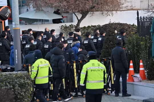 Cảnh sát và các nhà điều tra đến dinh thự của Tổng thống Hàn Quốc Yoon Suk Yeol tại Seoul vào ngày 3/1. Ảnh: AFP.