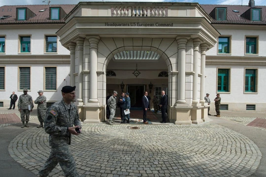 Các thành viên của lực lượng vũ trang Mỹ đi ngang qua trụ sở tại Patch Barracks ở Stuttgart, Đức (Ảnh: Getty)