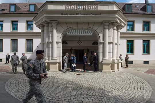Các thành viên của lực lượng vũ trang Mỹ đi ngang qua trụ sở tại Patch Barracks ở Stuttgart, Đức (Ảnh: Getty)