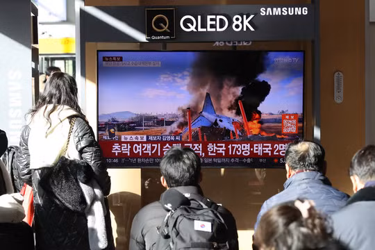 Người dân Hàn Quốc theo dõi diễn biến vụ tai nạn máy bay qua truyền hình. Ảnh: Getty.