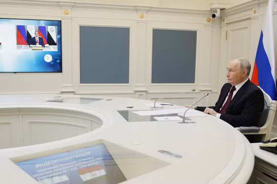 Tổng thống Nga Vladimir Putin tham dự buổi lễ lắp đặt bình phản ứng tại tổ máy điện đầu tiên của Nhà máy điện hạt nhân El Dabaa của Ai Cập qua hội nghị truyền hình tại Điện Kremlin ở Moscow, Nga, ngày 20/11. Ảnh: Sputnik.