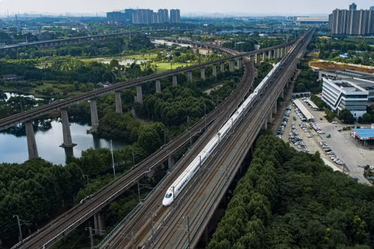 Theo một bài báo mới được công bố trên Tạp chí Thiết kế Tiêu chuẩn Đường sắt, Trung Quốc đã đưa vào vận hành gần 19.000 đường hầm đường sắt, bao gồm hơn 4.900 đường hầm đường sắt cao tốc. Ảnh: Xinhua.