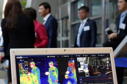 Đo thân nhiệt ở sân bay được cho là không hiệu quả trong ngăn chặn virus corona chủng mới (Ảnh: SCMP)