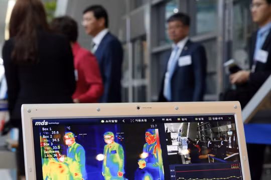 Đo thân nhiệt ở sân bay được cho là không hiệu quả trong ngăn chặn virus corona chủng mới (Ảnh: SCMP)