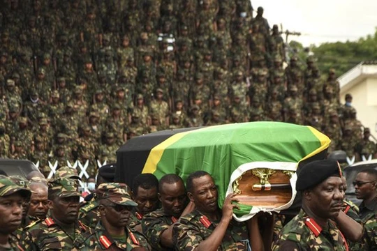 Lực lượng Phòng vệ Nhân dân Tanzania (TPDF) khiêng linh cứu cố tổng thống John Magufuli trong quốc tang tại sân vận động Uhuru ở Dar es Salaam hôm 20/3. Ảnh: AFP.