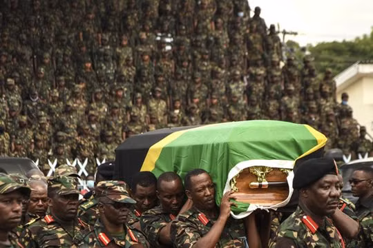 Lực lượng Phòng vệ Nhân dân Tanzania (TPDF) khiêng linh cứu cố tổng thống John Magufuli trong quốc tang tại sân vận động Uhuru ở Dar es Salaam hôm 20/3. Ảnh: AFP.