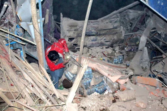 Một nhân viên cứu hộ đang làm việc sau trận động đất tại một địa điểm không xác định ở Afghanistan, trong hình ảnh phát hành ngày 3/11. Ảnh: Reuters.