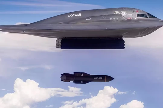 Máy bay ném bom tàng hình B-2 Spirit ném bom xuyên phá boong-ke trong một cuộc thử nghiệm. Ảnh: Getty.