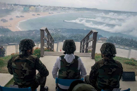 Lãnh đạo Đài Loan Thái Anh Văn quan sát một cuộc tập trận ở Bành Hồ (Ảnh: Reuters)