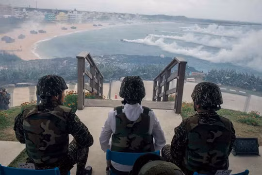 Lãnh đạo Đài Loan Thái Anh Văn quan sát một cuộc tập trận ở Bành Hồ (Ảnh: Reuters)