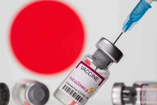 Nhật Bản sắp phát hành hộ chiếu vaccine được gắn với một ứng dụng di động (Ảnh: Reuters)