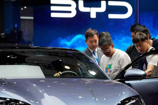 Một chiếc xe điện BYD Seal tại triển lãm thương mại Thượng Hải vào tháng 4/2023. Mỹ muốn kiểm tra các công nghệ được sử dụng trong ô tô thông minh để đối phó với các mối đe dọa an ninh quốc gia (Ảnh: Nikkei)