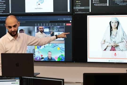 Các chuyên gia Albania làm việc tại Cơ quan Thông tin Xã hội Quốc gia với "Bộ trưởng" trí tuệ nhân tạo Diella, xuất hiện trên màn hình ở Tirana, Albania, ngày 12/9. Ảnh: NBC News.