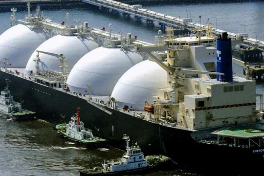 Một tàu chở LNG cập cảng tại Nhật Bản (Ảnh: Kyodo News)