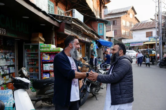 Người dân Kashmir chúc mừng nhau sau thông báo ngừng bắn giữa Ấn Độ và Pakistan, tại Srinagar, ngày 10/5, Ảnh: Reuters.