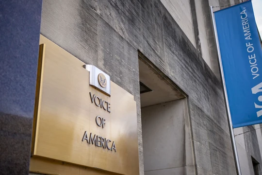 Chính quyền Tổng thống Mỹ Donald Trump bắt đầu kế hoạch sa thải ở Đài Tiếng nói Hoa Kỳ. Ảnh: AFP.