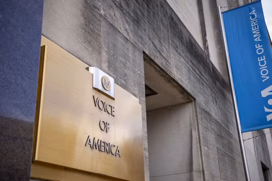 Chính quyền Tổng thống Mỹ Donald Trump bắt đầu kế hoạch sa thải ở Đài Tiếng nói Hoa Kỳ. Ảnh: AFP.