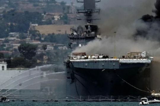 Các tàu cứu hỏa liên tục phun nước chữa cháy tàu USS Bonhomme Richard (Ảnh: Reuters)