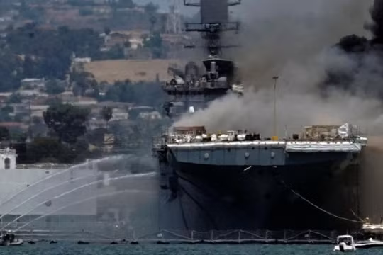 Các tàu cứu hỏa liên tục phun nước chữa cháy tàu USS Bonhomme Richard (Ảnh: Reuters)