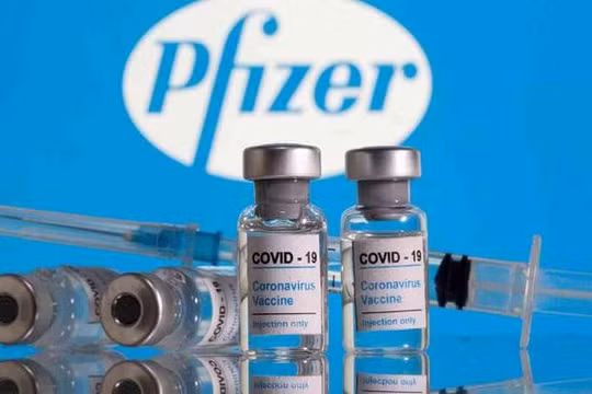 Pfizer-BioNTech là vắc xin ngừa Covid-19 đầu tiên được phê chuẩn hoàn toàn ở Mỹ (Ảnh: Getty)