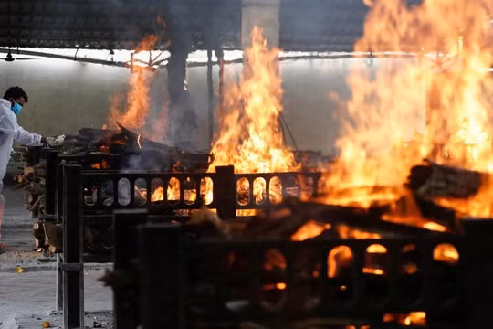 Số ca tử vong do COVID-19 tăng mạnh ở Ấn Độ khiến các lò hỏa táng quá tải (Ảnh: SCMP)