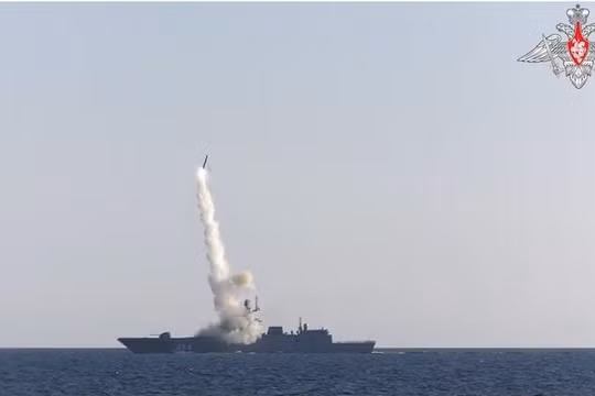 Tàu Gorshkov phóng thử nghiệm tên lửa Zircon trong năm 2021 (Ảnh: Sputnik)
