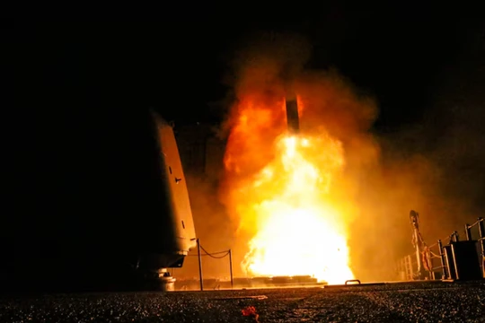 Tàu tuần dương tên lửa dẫn đường USS Monterey của Hải quân Mỹ bắn tên lửa tấn công mặt đất Tomahawk ngày 14/4/2018. Ảnh: Reuters.