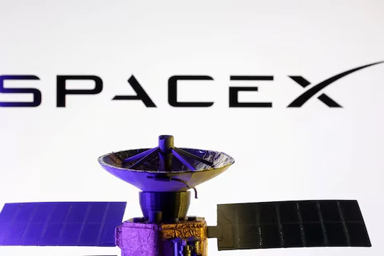 Hình ảnh một vệ tinh Starlink được chụp trước logo của công ty SpaceX. Ảnh: Reuters.