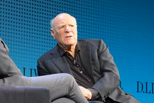 Chủ tịch của IAC Barry Diller kêu gọi các nhà xuất bản hành động ngay tức thì để ngăn chặn tầm ảnh hưởng của AI (Ảnh: AFP)