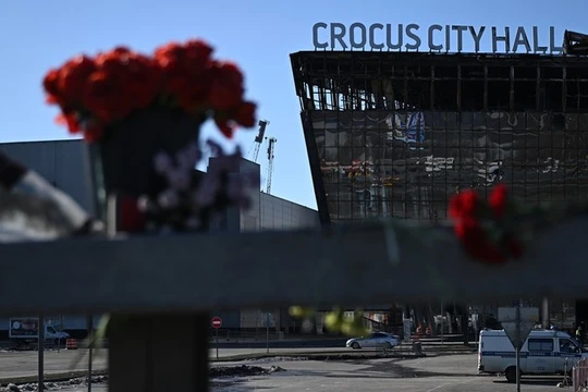 Hoa và đồ chơi được đặt bên lề đường trước Tòa thị chính Crocus, sau vụ tấn công khủng bố gần Moscow (Ảnh: Sputnik)