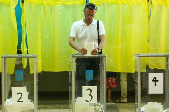 Một người đàn ông bỏ phiếu tại một điểm bầu cử trong cuộc bầu cử quốc hội Ukraine ở Kiev, ngày 21/7/2019. Ảnh: Getty.