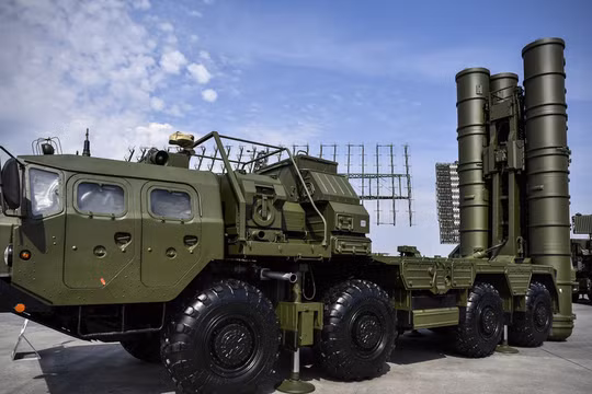 Tổ hợp phòng không S-400 do Nga sản xuất (Ảnh: RT)