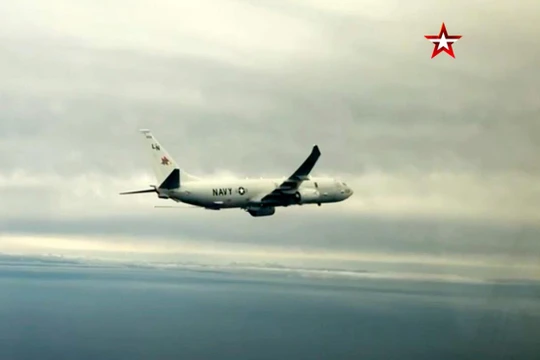 Máy bay ném bom Mỹ bị chiến đấu cơ Nga theo sát cho đến lúc quay đầu (Ảnh: The Sun)