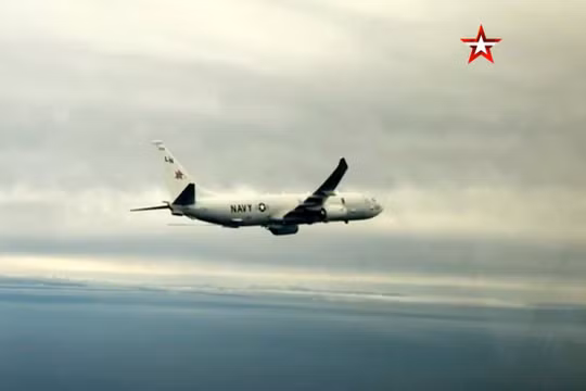 Máy bay ném bom Mỹ bị chiến đấu cơ Nga theo sát cho đến lúc quay đầu (Ảnh: The Sun)