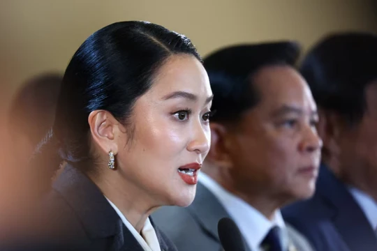 Bà Paetongtarn Shinawatra phát biểu trong một cuộc họp báo sau khi Tòa án Hiến pháp ra phán quyết cách chức bà. Ảnh: Reuters.