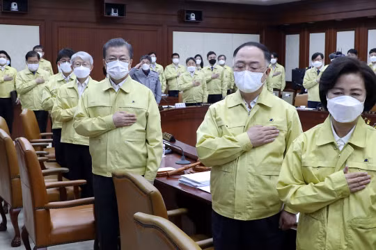 Chính quyền Hàn Quốc tuyên chiến với COVID-19, chi 25 tỷ USD để ngăn dịch (Ảnh: Guardian)