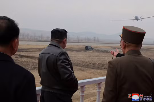 Nhà lãnh đạo Triều Tiên Kim Jong-un giám sát cuộc thử nghiệm máy bay không người lái tự sát tích hợp công nghệ AI. Ảnh: Reuters.