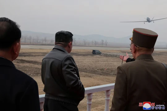 Nhà lãnh đạo Triều Tiên Kim Jong-un giám sát cuộc thử nghiệm máy bay không người lái tự sát tích hợp công nghệ AI. Ảnh: Reuters.
