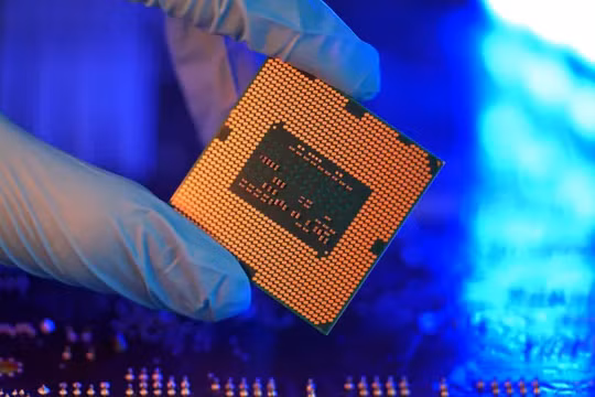 Nước được sử dụng rất nhiều trong các nhà máy sản xuất chip (Ảnh: CNBC)