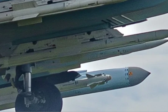 Tên lửa R-77M được trang bị trên máy bay chiến đấu Su-35 của Nga. Ảnh: MW.