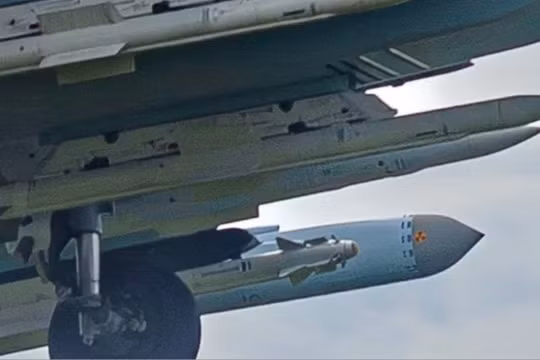 Tên lửa R-77M được trang bị trên máy bay chiến đấu Su-35 của Nga. Ảnh: MW.