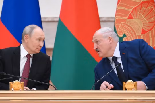 Tổng thống Nga Vladimir Putin và Tổng thống Belarus Alexander Lukashenko tham dự lễ ký hiệp ước an ninh mới. Ảnh: Sputnik.