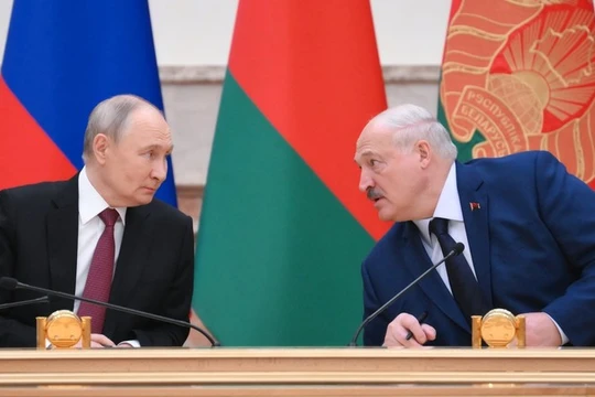 Tổng thống Nga Vladimir Putin và Tổng thống Belarus Alexander Lukashenko tham dự lễ ký hiệp ước an ninh mới. Ảnh: Sputnik.