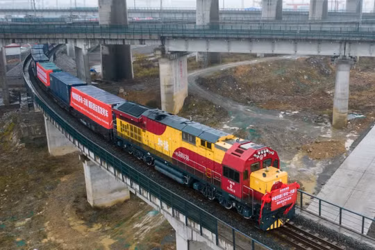 Một chuyến tàu chở hàng khởi hành từ Hoài Hóa, một thành phố ở tỉnh Hồ Nam, miền Trung Trung Quốc, hướng đến Lào. Ảnh: Xinhua.