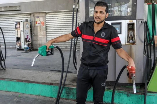 Quang cảnh một trạm xăng hết nhiên liệu do các cuộc tấn công của Israel ở Rafah, Gaza vào ngày 25/10/2023 (Ảnh: CNBC)